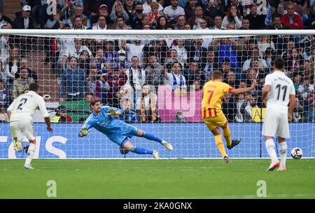 Madrid, Spagna. 30th Ott 2022. Il Cristhian Stuani (2nd R) di Girona segna un calcio di punizione durante una partita di calcio spagnola la Liga tra il Real Madrid e Girona a Madrid, Spagna, 30 ottobre 2022. Credit: Gustavo Valiente/Xinhua/Alamy Live News Foto Stock