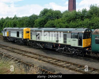 Due locomotive ferroviarie elettriche diesel di classe 20 britanniche al banco motori di Barrow Hill Derbyshire. Inghilterra Regno Unito Foto Stock