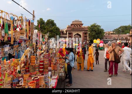 Jodhpur, Rajasthan, India - 20.10.2019 : Bella Bangles Rajasthani che è venduto al mercato sardo famoso e Ghanta ghar Torre di Orologio in Jodhpur. Foto Stock