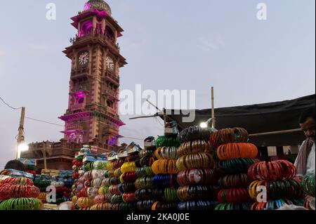 Jodhpur, Rajasthan, India - 20.10.2019 : variopinti grovigli di Rajasthan che sono venduti al famoso mercato di Sardar e Ghanta ghar Torre di Orologio in Jodhpur. Foto Stock