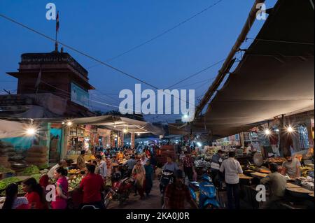 Jodhpur, Rajasthan, India - 20.10.2019 : Rajasthani acquirenti e venditori al famoso mercato Sardar e Ghanta ghar orologio torre a Jodhpur, Rajasthan. Foto Stock