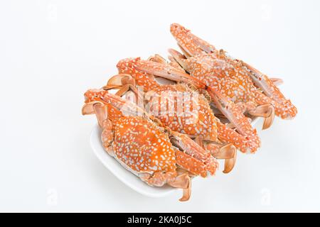 Granchio azzurro al vapore servito sul piatto, preparazione del cibo Foto Stock