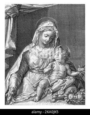 La Vergine Maria con il Bambino di Cristo fra le sue braccia. Nelle mani del Cristo bambino una rosa e una mela. Foto Stock