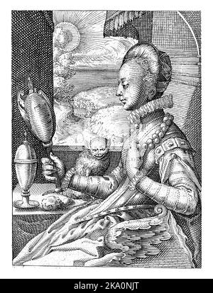 Una donna elegante, seduta a un tavolo davanti ad una finestra aperta, tiene in mano uno specchio per le mani e si guarda dentro. Foto Stock