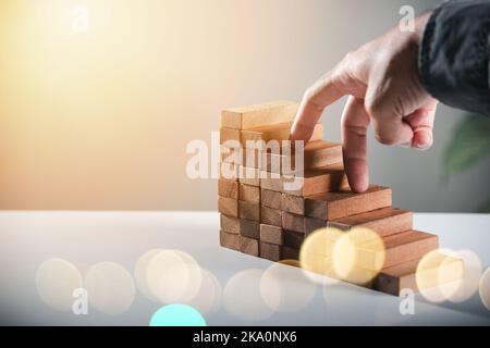 Business due dita simbolo camminare su blocchi di legno forma scala per salire carriera scala passo su scala scala di crescita scala successo, prevenire il collasso o crash Foto Stock