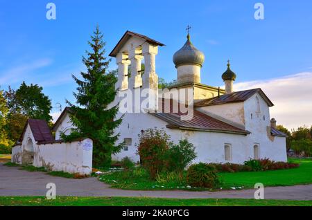 Vecchie chiese russe di Pskov. La Chiesa del Salvatore del XVI secolo con un campanile di stile locale (l'iscrizione "il Tempio è aperto") Foto Stock