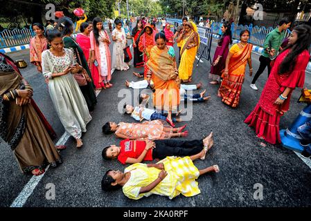 Kolkata, India. 30th Ott 2022. I devoti indù eseguono il rituale Dandi dedicato a Lord Sun durante il Chhath Puja Festival. Chhath è un festival indù dove le preghiere sono dedicate al Sole per mostrare gratitudine e gratitudine per aver superato gli ostacoli della vita durante tutto l'anno. Fare digiuno per l'intera giornata i devoti indù stanno cercando la benedizione dal Signore Sole come da mitologia indù. Poiché il festival è dedicato al sole, si svolge ogni anno durante l'alba e il tramonto a fine ottobre/metà novembre. (Foto di Avishek Das/SOPA Images/Sipa USA) Credit: Sipa USA/Alamy Live News Foto Stock