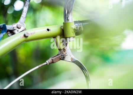 Maniglia per bloccare la ruota e sterzare su un trattore con operatore a distanza. Meccanismo e leva per controllare un primo piano di un minitratto manuale su un dorso sfocato Foto Stock