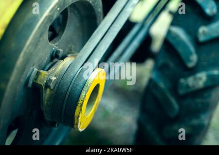 Puleggia del trattore con due cinghie ravvicinate. Trattore per agricoltura, macchine agricole Foto Stock