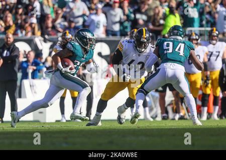 Philadelphia, Pennsylvania, Stati Uniti. 30th Ott 2022. Philadelphia Eagles Cornerback AVONTE MADDOX (29) restituisce un'intercettazione durante una partita della settimana 8 tra le Philadelphia Eagles e i Pittsburgh Steelers Domenica, 30 ottobre 2022; al Lincoln Financial Field di Philadelphia, PA. (Credit Image: © Saquan Stimpson/ZUMA Press Wire) Credit: ZUMA Press, Inc./Alamy Live News Foto Stock