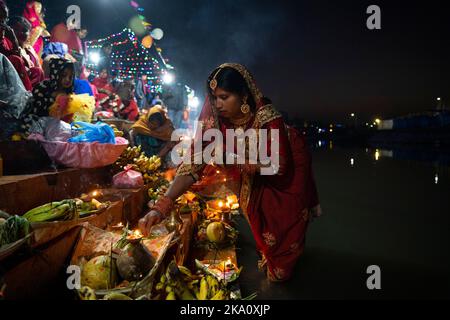 Kathmandu, NE, Nepal. 31st Ott 2022. I devoti indù nepalesi eseguono rituali di fare offerta al sole nascente l'ultimo giorno del festival annuale di Chhat- dedicato a Lord Sun sul fiume Bagmati a Kathmandu, Nepal il 31 ottobre 2022. (Credit Image: © Aryan Dhimal/ZUMA Press Wire) Credit: ZUMA Press, Inc./Alamy Live News Foto Stock