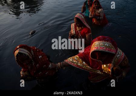 Kathmandu, NE, Nepal. 31st Ott 2022. I devoti indù nepalesi eseguono rituali di fare offerta al sole nascente l'ultimo giorno del festival annuale di Chhat- dedicato a Lord Sun sul fiume Bagmati a Kathmandu, Nepal il 31 ottobre 2022. (Credit Image: © Aryan Dhimal/ZUMA Press Wire) Credit: ZUMA Press, Inc./Alamy Live News Foto Stock