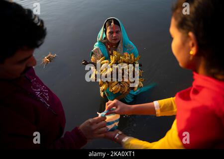 Kathmandu, NE, Nepal. 31st Ott 2022. I devoti indù nepalesi eseguono rituali di fare offerta al sole nascente l'ultimo giorno del festival annuale di Chhat- dedicato a Lord Sun sul fiume Bagmati a Kathmandu, Nepal il 31 ottobre 2022. (Credit Image: © Aryan Dhimal/ZUMA Press Wire) Credit: ZUMA Press, Inc./Alamy Live News Foto Stock