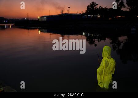 Kathmandu, NE, Nepal. 31st Ott 2022. I devoti indù nepalesi eseguono rituali di fare offerta al sole nascente l'ultimo giorno del festival annuale di Chhat- dedicato a Lord Sun sul fiume Bagmati a Kathmandu, Nepal il 31 ottobre 2022. (Credit Image: © Aryan Dhimal/ZUMA Press Wire) Credit: ZUMA Press, Inc./Alamy Live News Foto Stock