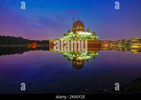 Specchio riflesso della bella Moschea Putra nel lago durante alba Foto Stock