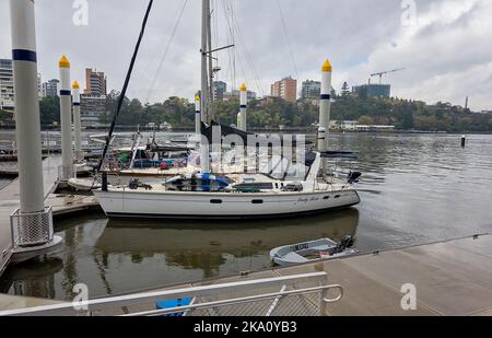 Brisbane, Queensland, Australia - 2022 agosto: Barche a vela ormeggiate sul fiume Brisbane. Foto Stock