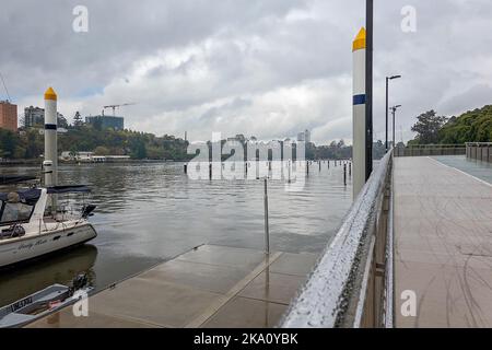 Brisbane, Queensland, Australia - 2022 agosto: Ormeggi lungo il fiume Brisbane. Foto Stock