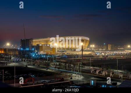 La vista notturna del Lusail Stadium da 80.000 posti - è qui che si terrà la finale della Coppa del mondo FIFA Qatar 2022 - Doha QATAR 11-08-2022 Foto Stock
