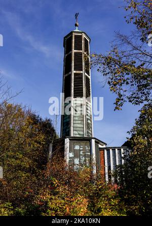 Amburgo, Germania. 30th Ott 2022. Il sole splende sulla torre della chiesa dell'ex convento delle monache carmelitane a Finkenwerder. Tre membri della comunità di San Benedetto prendono il controllo dell'ex convento delle monache carmelitane. Credit: Axel Heimken/dpa/Alamy Live News Foto Stock