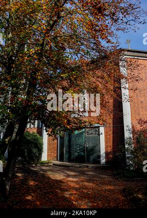 Amburgo, Germania. 30th Ott 2022. Il sole splende all'ingresso della chiesa dell'ex convento delle monache carmelitane di Finkenwerder. Tre membri della comunità di San Benedetto prendono il controllo dell'ex convento delle monache carmelitane. Credit: Axel Heimken/dpa/Alamy Live News Foto Stock