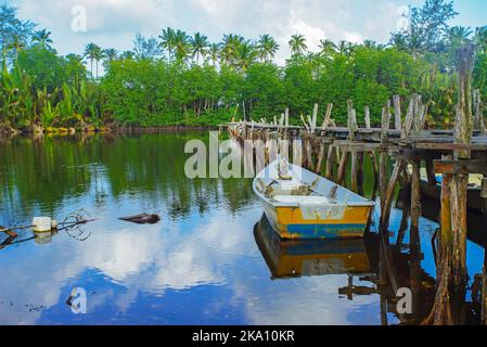 Vecchio molo di pescatori abbandonato rotto / molo fatto di legno. Foto Stock