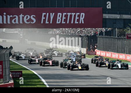 Città del Messico, Messico. 30th Ott 2022. I piloti iniziano durante la gara finale del Gran Premio del Messico di Formula uno 2022 al circuito Hermanos Rodriguez di Città del Messico, in Messico, il 30 ottobre 2022. Credit: Xin Yuewei/Xinhua/Alamy Live News Foto Stock