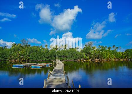 Vecchio molo di pescatori abbandonato rotto / molo fatto di legno. Foto Stock