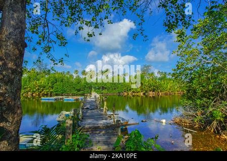 Vecchio molo di pescatori abbandonato rotto / molo fatto di legno. Foto Stock