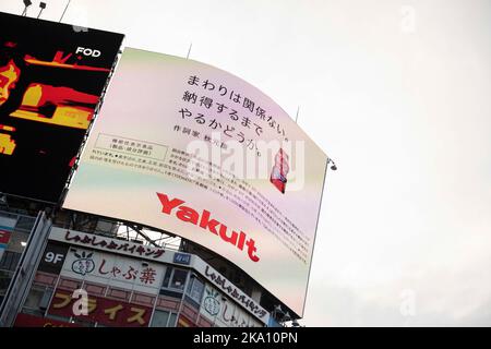 Tokyo, Giappone. 30th Ott 2022. Shibuya Scenes.Japan ha recentemente riaperto al turismo dopo oltre due anni di divieti di viaggio a causa della pandemia COVID-19. Lo Yen si è notevolmente deprezzato nei confronti del dollaro USA, creando turbolenze economiche per il commercio internazionale e l'economia giapponese. I turisti possono fare acquisti senza tasse in Giappone con un visto temporaneo. (Credit Image: © Taidgh Barron/ZUMA Press Wire) Foto Stock