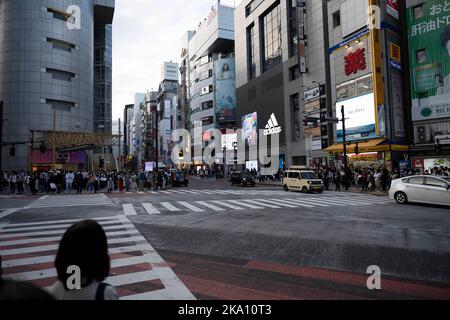 Tokyo, Giappone. 30th Ott 2022. Shibuya Scenes.Japan ha recentemente riaperto al turismo dopo oltre due anni di divieti di viaggio a causa della pandemia COVID-19. Lo Yen si è notevolmente deprezzato nei confronti del dollaro USA, creando turbolenze economiche per il commercio internazionale e l'economia giapponese. I turisti possono fare acquisti senza tasse in Giappone con un visto temporaneo. (Credit Image: © Taidgh Barron/ZUMA Press Wire) Foto Stock