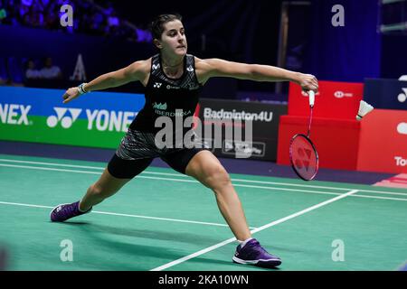 Parigi, Francia. 30th Ott 2022. Carolina Marin di Spagna ha un ritorno durante la finale femminile contro He Bingjiao di Cina al torneo di badminton French Open 2022 a Parigi, in Francia, il 30 ottobre 2022. Credit: Tang Shi/Xinhua/Alamy Live News Foto Stock