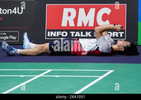 Parigi, Francia. 30th Ott 2022. He Bingjiao di Cina festeggia dopo aver vinti la finale femminile contro Carolina Marin di Spagna al torneo di badminton del French Open 2022 a Parigi, in Francia, il 30 ottobre 2022. Credit: Tang Shi/Xinhua/Alamy Live News Foto Stock