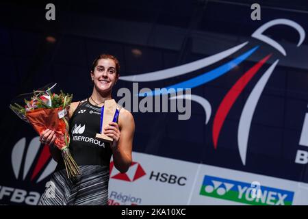 Parigi, Francia. 30th Ott 2022. Al secondo posto Carolina Marin di Spagna si pone durante la cerimonia di premiazione dell'evento femminile di singles al torneo di badminton French Open 2022 a Parigi, in Francia, 30 ottobre 2022. Credit: Tang Shi/Xinhua/Alamy Live News Foto Stock