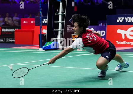 Parigi, Francia. 30th Ott 2022. He Bingjiao della Cina ha fatto ritorno durante la finale femminile contro Carolina Marin della Spagna al torneo di badminton del French Open 2022 a Parigi, in Francia, il 30 ottobre 2022. Credit: Tang Shi/Xinhua/Alamy Live News Foto Stock