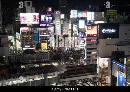 Tokyo, Giappone. 30th Ott 2022. Lo skyline di Tokyo di Shibuya visto di notte. Il Giappone ha recentemente riaperto al turismo dopo oltre due anni di divieti di viaggio a causa della pandemia COVID-19. Lo Yen si è notevolmente deprezzato nei confronti del dollaro USA, creando turbolenze economiche per il commercio internazionale e l'economia giapponese. I turisti possono fare acquisti senza tasse in Giappone con un visto temporaneo. (Credit Image: © Taidgh Barron/ZUMA Press Wire) Foto Stock