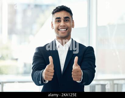 Thumbs in su, successo corporativo o uomo d'affari felice per sì, supporto o fiducia dell'azienda per l'assunzione, colloquio di lavoro o Grazie. Dipendente, manager o. Foto Stock