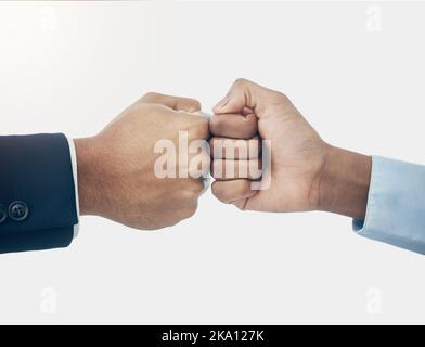 Lavoro di squadra, pugno o partnership aziendale per il successo, supporto o fiducia motivazione zoom mano. Uomini d'affari, mani o collaborazione per Foto Stock