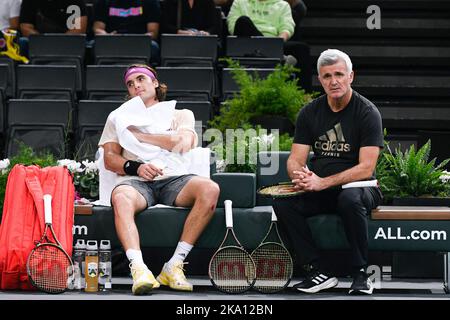Apostolos Tsitsipas, padre e allenatore di Stefanos Tsitsipas durante il Rolex Paris Masters, torneo di tennis ATP Masters 1000, il 30 ottobre 2022 presso l'Accor Arena di Parigi, Francia. Foto di Victor Joly/ABACAPRESS.COM Foto Stock