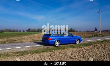 Audi RS2 carro sportivo d'avanguardia nei campi Foto Stock