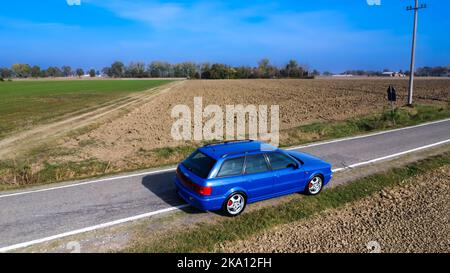 Audi RS2 carro sportivo d'avanguardia nei campi Foto Stock