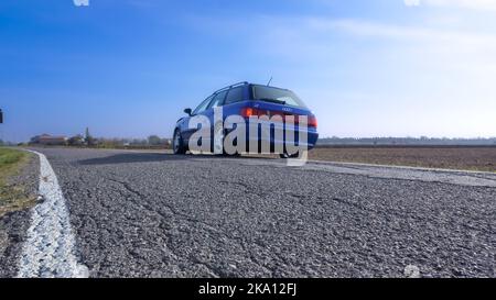 Audi RS2 carro sportivo d'avanguardia nei campi Foto Stock