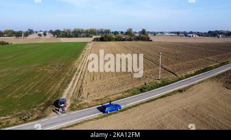 Audi RS2 carro sportivo d'avanguardia nei campi Foto Stock