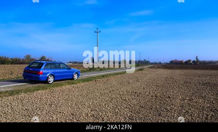 Audi RS2 carro sportivo d'avanguardia nei campi Foto Stock