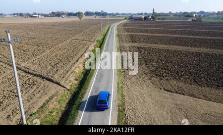 Audi RS2 carro sportivo d'avanguardia nei campi Foto Stock