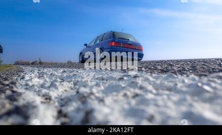 Audi RS2 carro sportivo d'avanguardia nei campi Foto Stock