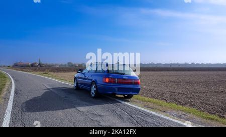 Audi RS2 carro sportivo d'avanguardia nei campi Foto Stock