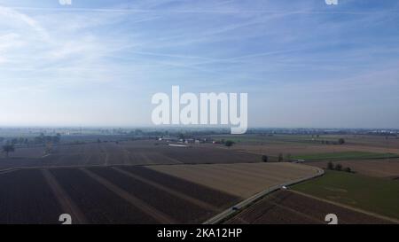 vista aerea di terreni rurali e pannelli di energia solare Foto Stock