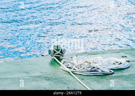 Un bullard di pontile, un gancio di banchina o un gancio di barca al sole con pesanti linee di ormeggio in nylon attaccate in Australia Foto Stock