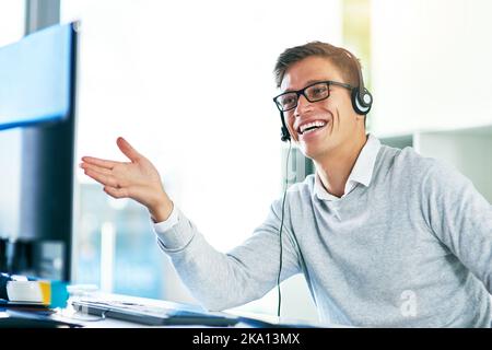 Per ulteriori informazioni, rivolgetevi a uno dei nostri operatori. Un giovane operatore del call center che lavora in ufficio. Foto Stock