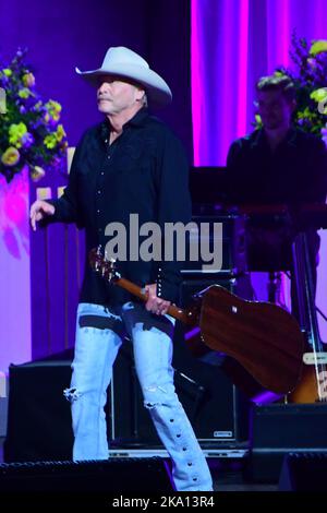 30 ottobre 2022 - Nashville, Tennessee - Alan Jackson. CMT Coal Miner's Daughter: Una Celebrazione della vita e della musica di Loretta Lynn tenutasi al Grand Ole Opry. (Credit Image: © Dara-Michelle Farr/AdMedia via ZUMA Press Wire) Foto Stock